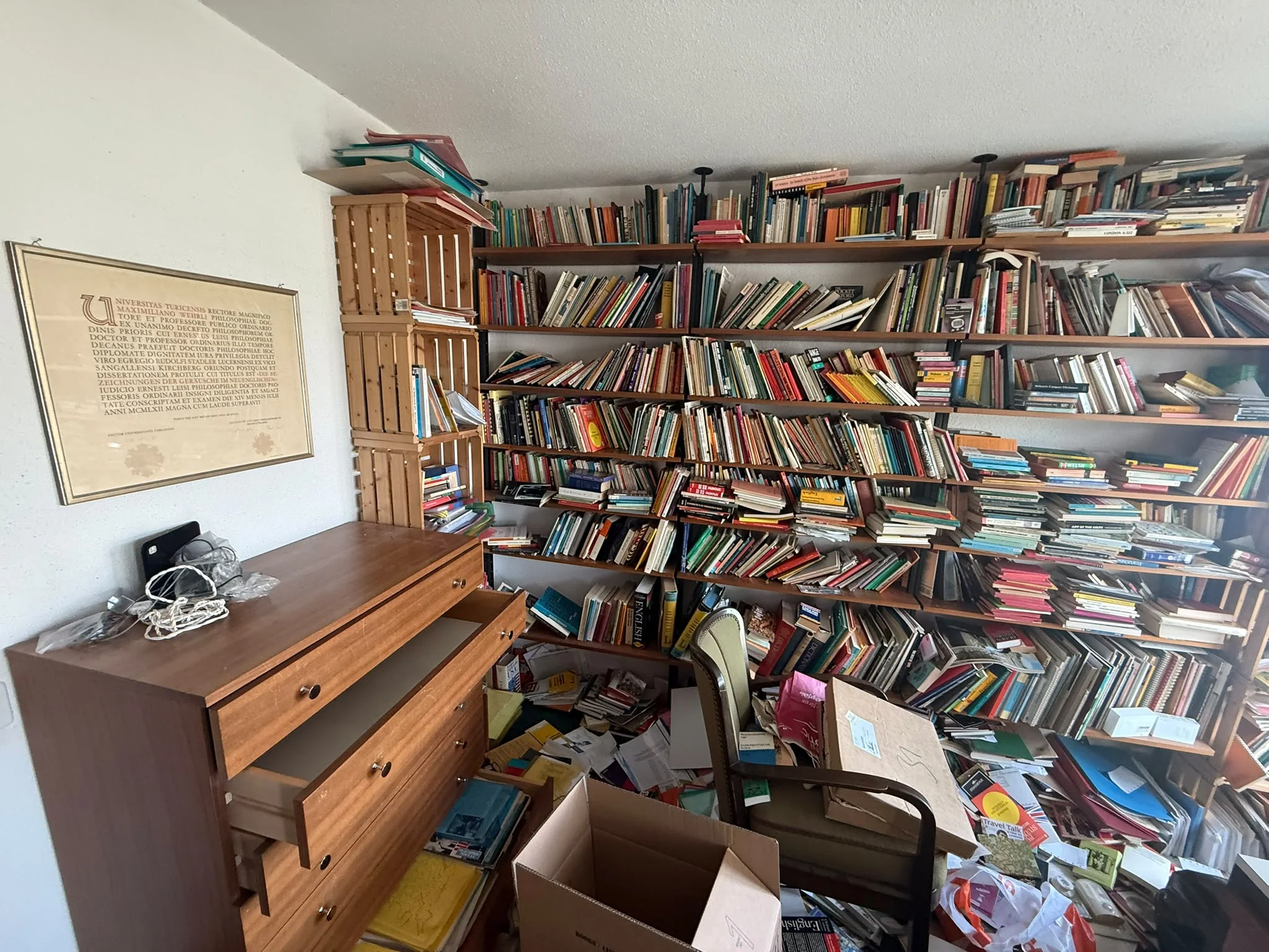 Stark gefüllte Bibliothek vor der Räumung