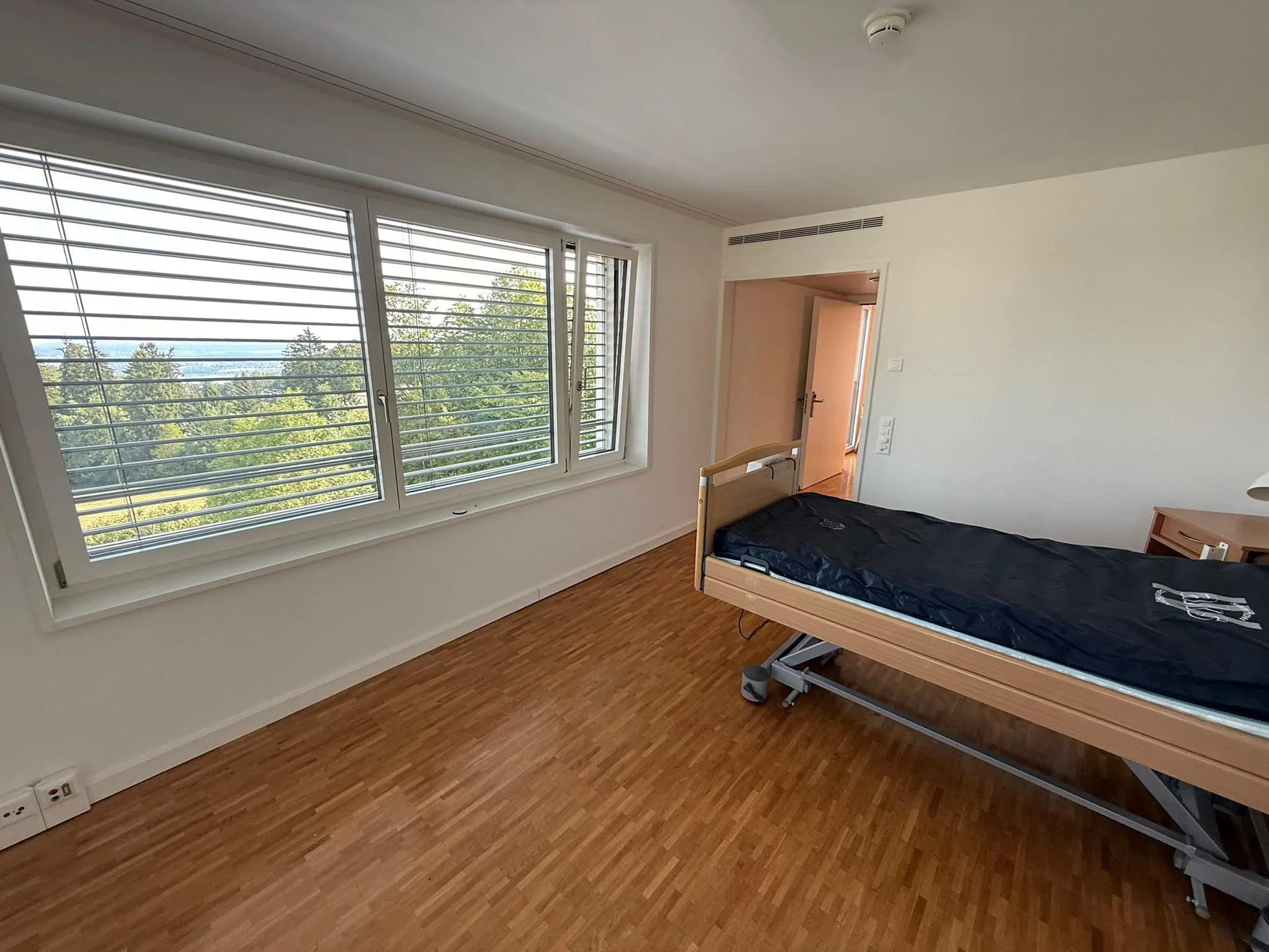 Geräumter heller Wohnraum nach einer Hausräumung